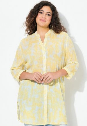 Camicia button-up giallo chiaro con tessuto testurizzato, caratterizzata da motivi astratti blu, maniche lunghe e colletto alla cinese.