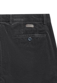 Schwarze Cordhosen mit einer Gesäßtasche, die mit einem blauen Knopf und einem Stoffetikett mit der Aufschrift "bugatti" versehen ist. Vertikale Rippstruktur.