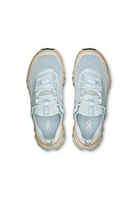 Lichtblauwe sportschoenen met een ademend mesh-bovenwerk, beige accenten en een gestructureerde zool. Voorzien van veters en een logo op de tong.