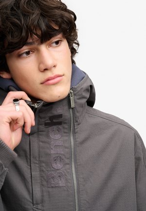 Bench, BENCH X SUPERDRY &AMP; CO BENCH HOODED RIPSTOP JACKET - Chaqueta fina - charcoal  charcoal