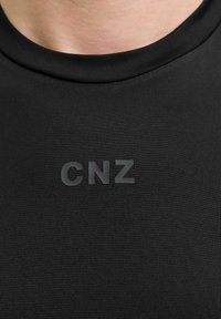 Must tänavatu t-särk musta värviga, millel on sile tekstuur ja mis sisaldab rinnapiirkonnas diskreetset "CNZ" logo sobivas värvitoonis.