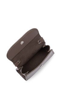 Portafoglio in pelle marrone con un esterno liscio, interno in suede, chiusura a scatto e due scomparti per carte o monete. L'interno ha una texture morbida.