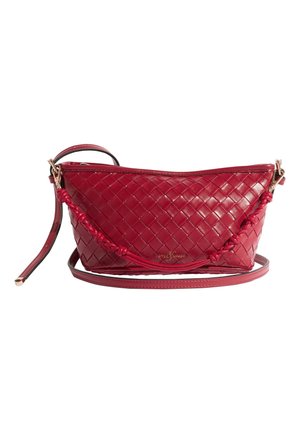 Rode leren crossbodytas met geweven patroon, geknoopt handvatdetail en verstelbare schouderriem op een witte achtergrond.