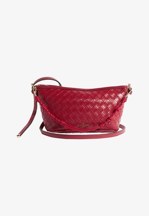 Rode leren crossbodytas met geweven patroon, geknoopt handvatdetail en verstelbare schouderriem op een witte achtergrond.