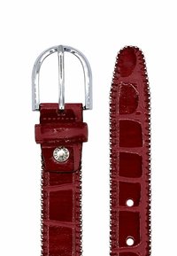 Ceinture en cuir rouge avec une texture crocodile, boucle en métal argenté et couture contrastante. Comprend des trous pour un ajustement de taille et un détail de logo.