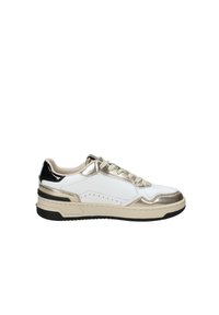 Sneaker bianco con accenti in oro metallico, realizzato in pelle liscia, chiusura con lacci e suola in gomma nera texturizzata. Design minimalista.