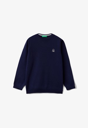 Granatowy sweter z okrągłym dekoltem, z prążkowanymi mankietami i dołem, z małym białym logo po lewej stronie klatki piersiowej.