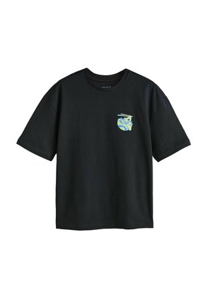 Schwarzes T-Shirt mit kurzen Ärmeln und einem kleinen blauen und grünen Motiv einer Schüssel Nudeln mit Essstäbchen auf der linken Brust.