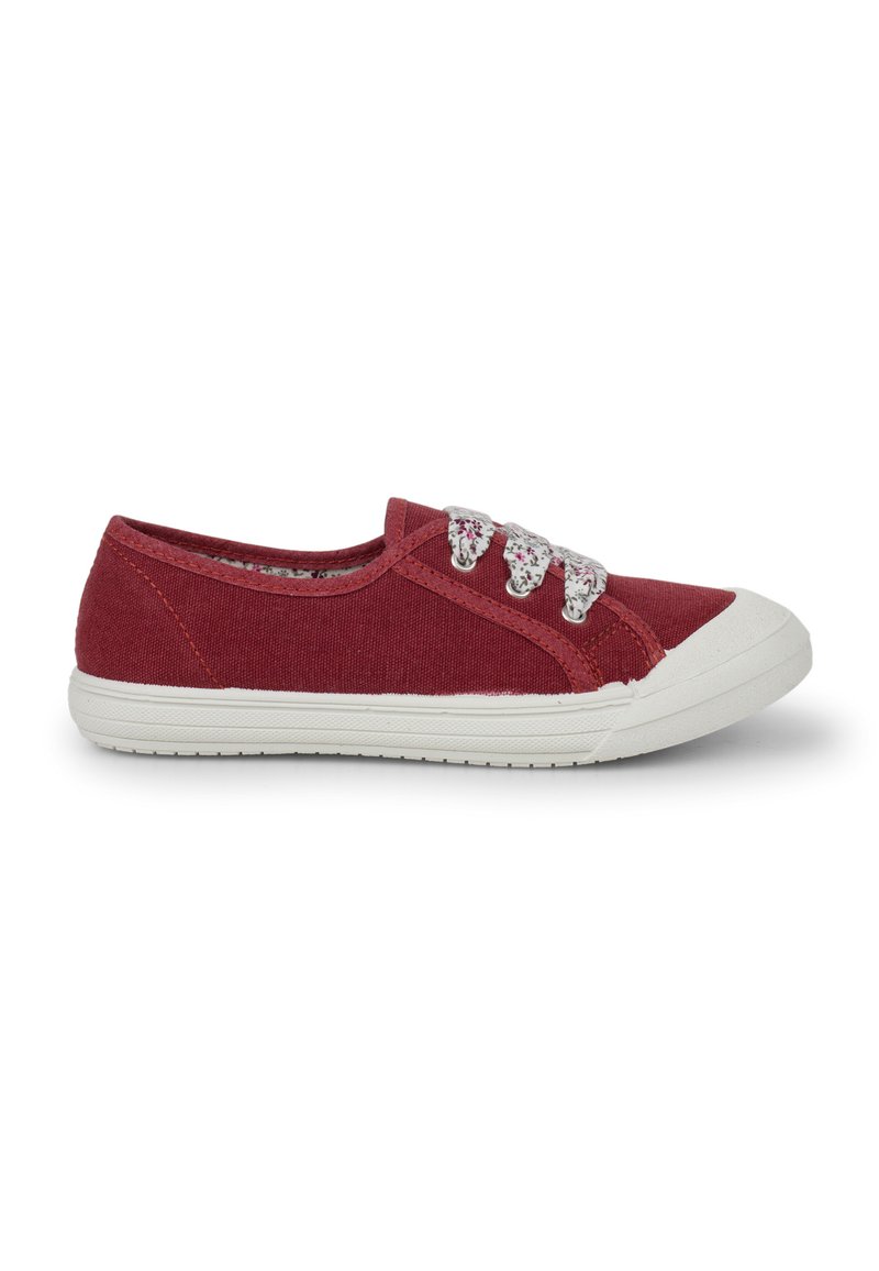 Sneaker rossa in tela con suola in gomma bianca, caratterizzata da lacci con motivo floreale e design a basso profilo. La vista laterale mostra la parte superiore testurizzata e la punta.