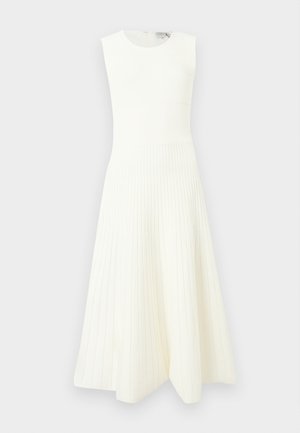 Bijela pletena haljina bez rukava s pripijenim gornjim dijelom i naboranim suknjom, s okruglim izrezom i teksturiranim horizontalnim linijama.