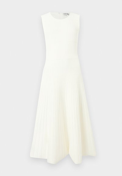 Αμάνικο λευκό πλεκτό φόρεμα με εφαρμοστό μπούστο και πλισέ φούστα, με στρογγυλή λαιμόκοψη και υφασμένους οριζόντιους λογούς.