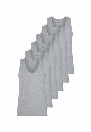 Sei canotte senza maniche semplici di colore grigio chiaro disposte in una fila sfalsata sovrapposta su sfondo bianco.