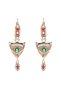 Goldohrringe mit geometrischem Design, grünen und rosa Edelsteinen, klaren Akzenten und filigranen Details sowie einem Tropfenelement.