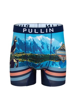 Boxers pour hommes avec un imprimé de paysage montagneux en bleu, une ceinture foncée portant l'inscription "PULLIN", et des motifs rayés superposés dans des nuances de bleu et de pêche.