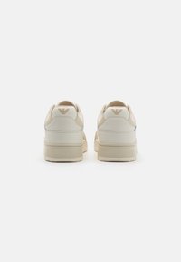 EA7 Emporio Armani BASKET UNISEX - Tenisice - offwhite