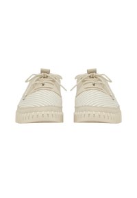 Zapatos beige con cordones, con una textura tejida, acentos de gamuza suave y suelas de goma acanaladas. Presentan una puntera redondeada y lengüeta acolchada.