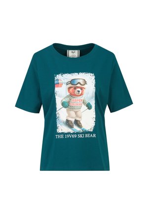 Donker teal T-shirt met een skiërende beer die een skibril en een Aspen Colorado trui draagt, met de tekst "THE 19V69 SKI BEAR" onder de afbeelding.