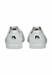 Witte sneakers van gestructureerd leer, met een gladde oppervlakte en een rubberen zool. Beschikt over een logo op de hiel en een elastische band voor de sluiting.
