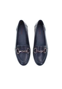 Mörkblå läderloafers med rund tå, försedda med en framträdande metallkedja över framsidan och en slät yta.