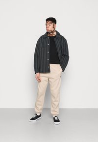 Dickies MAPLETON - Calças de fato de treino - cement