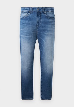 Pantalones vaqueros de denim azul claro con un acabado desgastado, diseño de cinco bolsillos, cremallera y pasadores para cinturón. Presenta un corte recto y una textura suave.