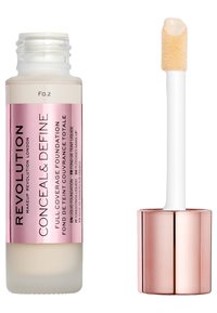 Fond de teint Revolution Conceal & Define, flacon en verre avec des accents roses et blancs, équipé d'un applicateur duveteux et d'un embout de produit beige crémeux.