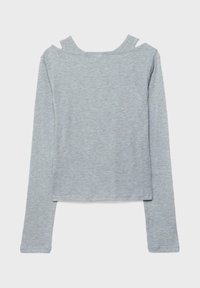 Chemise gris clair à manches longues côtelées avec découpes épaules froides et ourlet droit, présentée à plat sur un fond blanc.