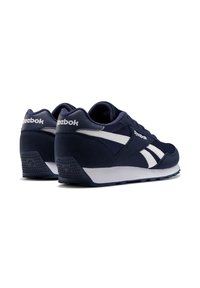 Scarpe sportive blu navy con accenti bianchi, realizzate in tessuto e suede. Presentano una suola ammortizzata e un pannello del tallone testurizzato per una migliore aderenza.