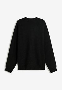 Maglione nero a maglia, caratterizzato da una texture a coste, maniche lunghe, colletto rotondo e una vestibilità morbida con spalle basse.