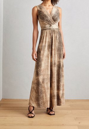Ärmelloses Maxikleid mit braunem Schlangenprint, tiefem V-Ausschnitt, tailliert mit Gürtel und rundem Schnallenverschluss, kombiniert mit schwarzen Riemchenabsätzen auf Holzboden.