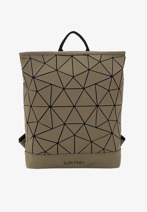 Beżowy plecak w geometryczny wzór z czarnymi trójkątami w konturze oraz czarnym uchwytem, z logo „SURI FREY” na środku dolnej części przedniej strony.