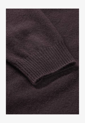 Donkerpaarse gebreide sweater manchetten met ribbelstructuur. Het materiaal ziet er zacht en glad uit, met een constante draadstructuur door de stof.