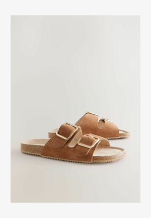 Bruine suède sandalen met twee verstelbare gespbandjes, een gevoerd voetbed en een geribbelde kurken zool.