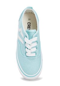 Zapatilla de lona azul claro con cordones blancos y diseño de zigzag en el lateral. Suela de goma con acento azul. Tamaño marcado como '31' en la plantilla.