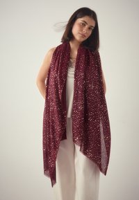 Burgunderroter Schal aus leichtem Stoff, mit einem gepunkteten Muster und kleinen goldenen Akzenten sowie einem fließenden Design zum Drapieren.