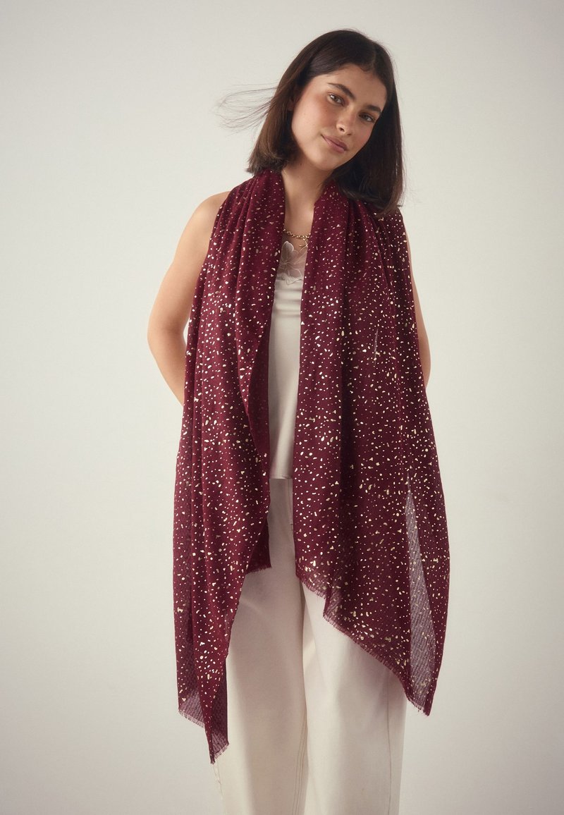 Burgunderroter Schal aus leichtem Stoff, mit einem gepunkteten Muster und kleinen goldenen Akzenten sowie einem fließenden Design zum Drapieren.