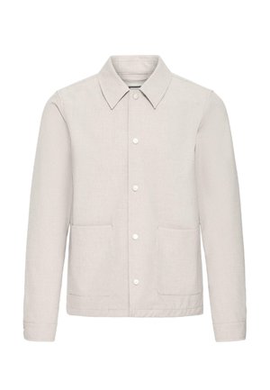 Bež ležerna jakna s šiljastim ovratnikom, kopčanjem na gumbe, dugim rukavima i dva prednja džepa, prikazana na bijeloj pozadini.