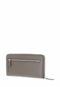 Portefeuille en cuir gris avec une surface texturée, doté d'une poche zippée à l'avant, de quincaillerie en argent et d'une fermeture éclair lisse.