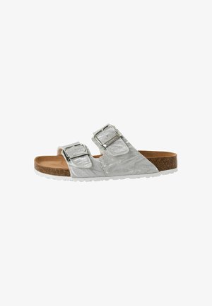 Sandales en métal argenté avec deux boucles réglables, semelle en liège et semelle extérieure texturée blanche. Dessus lisse avec un motif subtil.