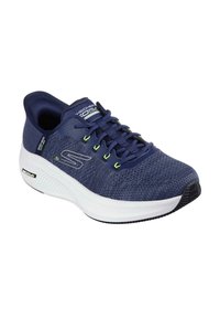 Zapatilla deportiva azul marino con parte superior de punto texturizado, entresuela blanca y suela de goma negra. Incluye cordones y logotipo de acento verde.