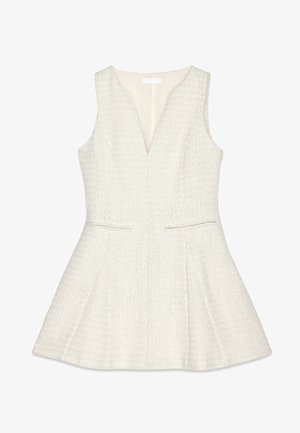 Mouwloze romige tweed jurk met diepe V-hals, aansluitende taille en lichte uitlopende zoom vanaf de heupen in een gestructureerde geweven stof.