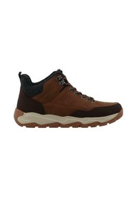 Zapato de senderismo marrón y negro con una parte superior texturizada, collar acolchado y suela de goma robusta, con ojales de metal para los cordones.