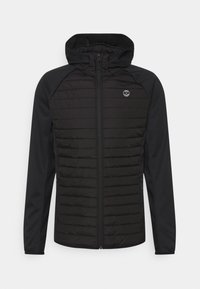 Giacca nera isolata con zip frontale, cappuccio e tasche laterali. Presenta una texture trapuntata sul corpo e un tessuto liscio sulle maniche.