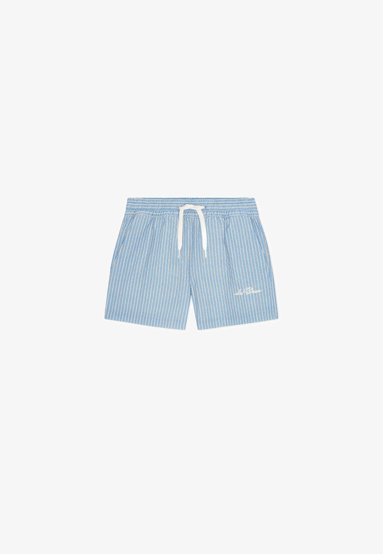 Short de bain rayé verticalement bleu et blanc avec ceinture élastique, cordon blanc et petit logo blanc sur la jambe gauche.