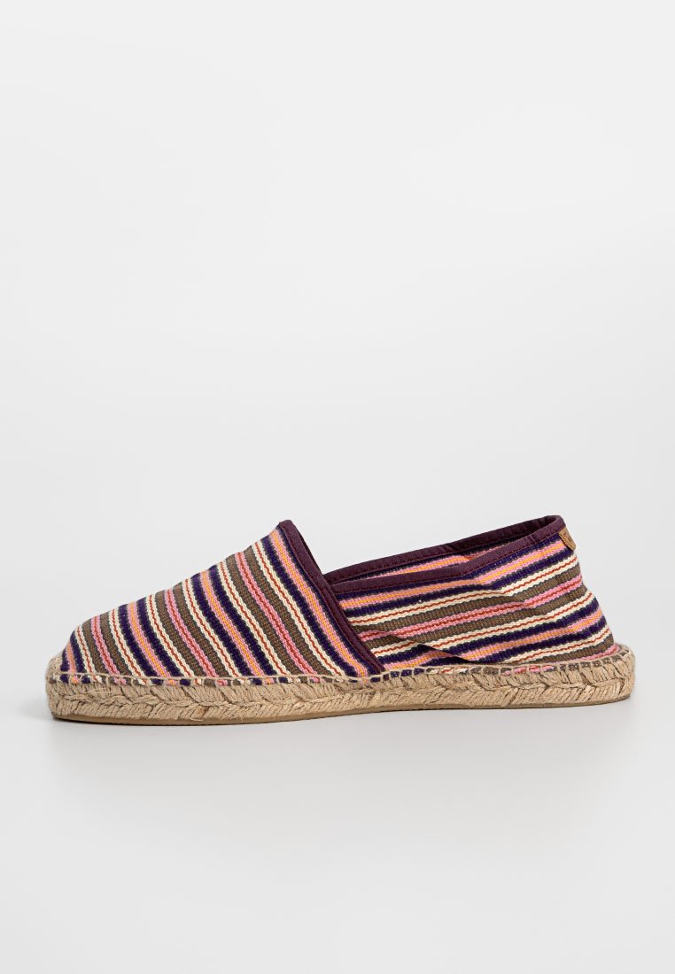 Pasiasta kanwowa espadryla z plecioną juteową podeszwą. Posiada fioletowe, różowe i zielone paski oraz niski krój w stylu slip-on.