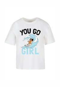 Hvit bomull t-skjorte med et fargerikt surfemotiv, teksten "YOU GO GIRL" i svart og lyseblått, samt en tegneseriefigur på et surfebrett.