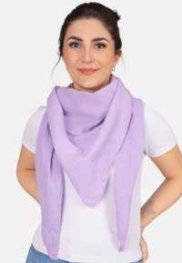 Écharpe en mousseline violette avec une finition texturée, de forme triangulaire, drapée autour du cou, ornée d'une légère couture contrastante.