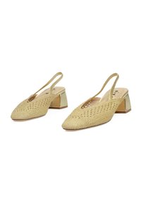 Zapatos de slingback de hilo dorado con punta afilada, tacón bajo metálico y textura con patrones. Lados y parte trasera abiertos para ventilación.