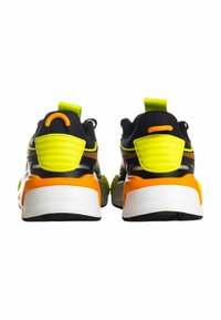 Sneakers nere con un design testurizzato, caratterizzate da accenti luminosi giallo, arancione e verde. Suola intermedia spessa bianca e suola esterna nera con motivo.