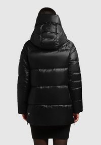 Czarna kurtka puchowa z wysokim kołnierzem i kapturem. Charakteryzuje się pikowanymi panelami, logo na plecach oraz zamkiem błyskawicznym przy dolnym brzegu.